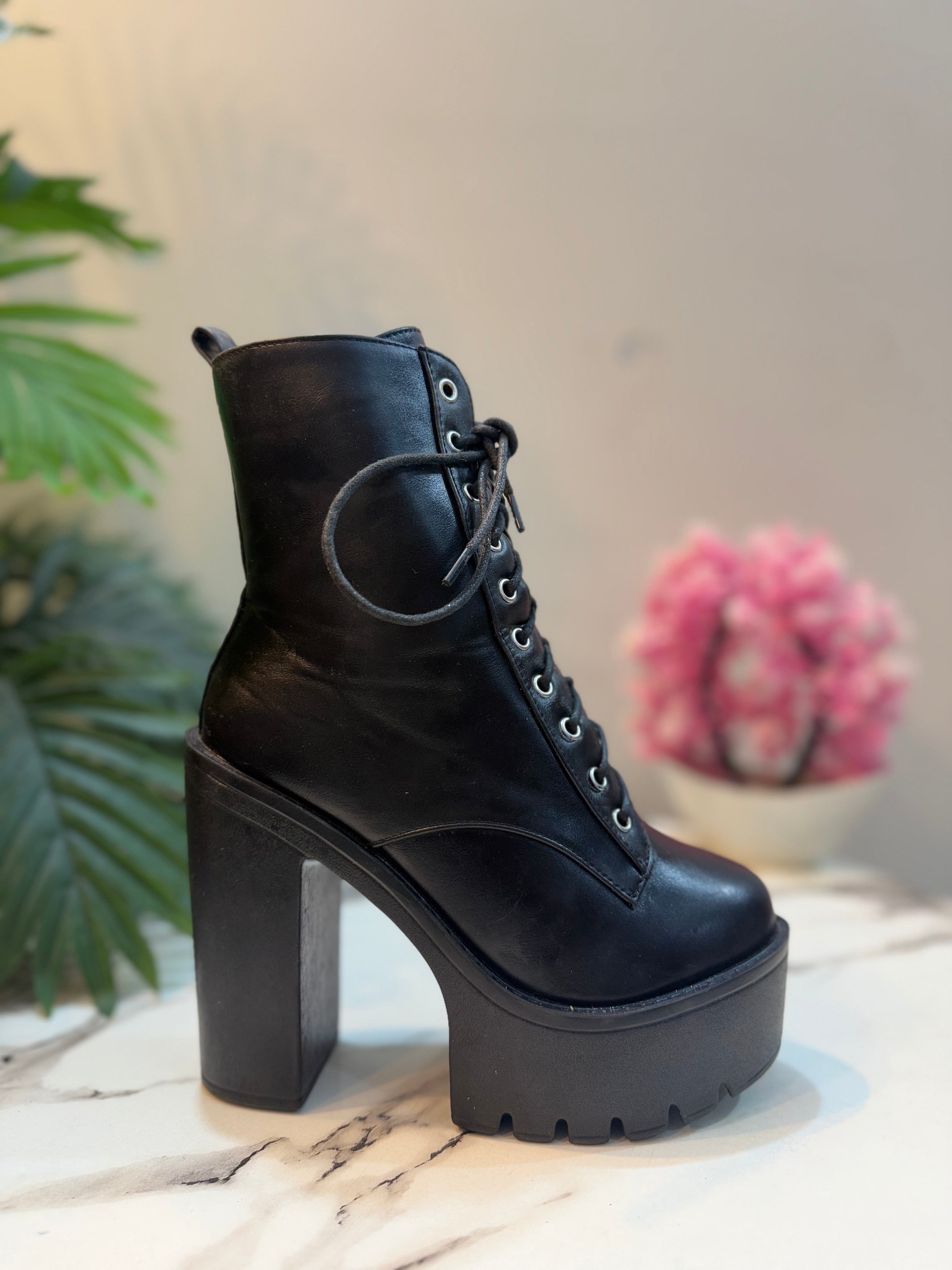 Black leather laceup heeled boot (MDE)