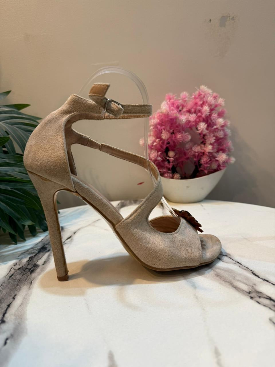 Creamy pencil heel