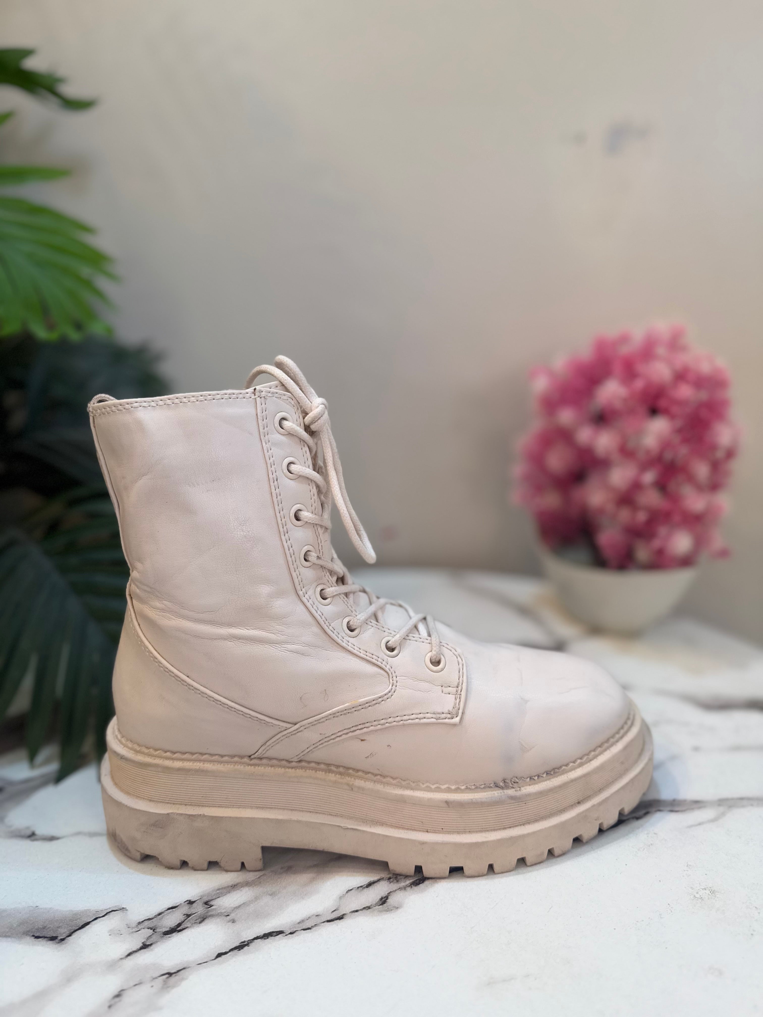 Off white leather laceup ankle boot(Stradivarius)