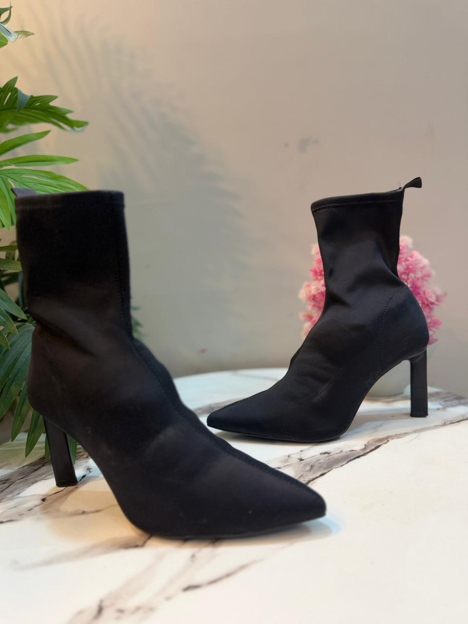 Satin heeled ankle boot (Stradivarius)