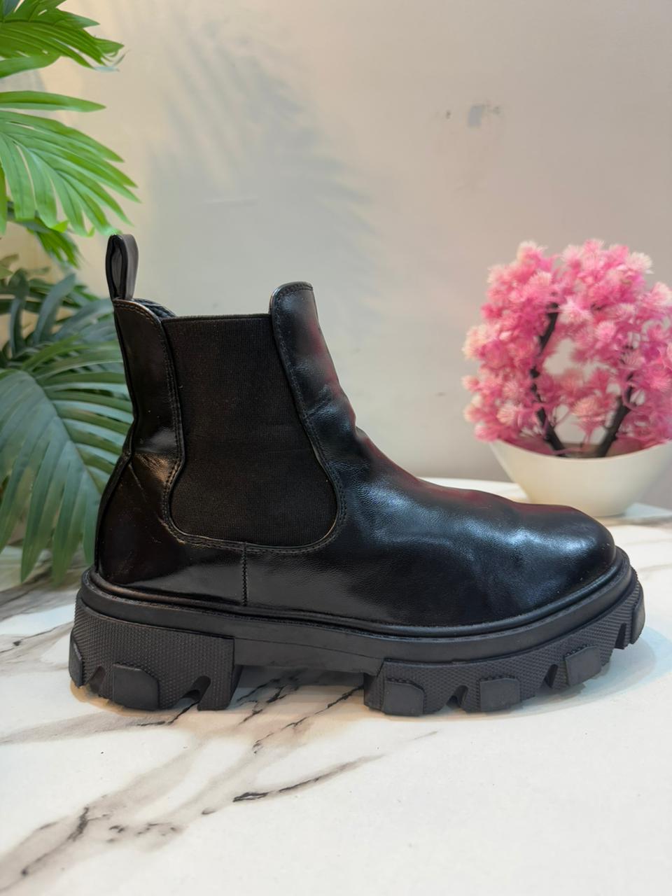 Black leather chelsea ankle boot (Deezee)