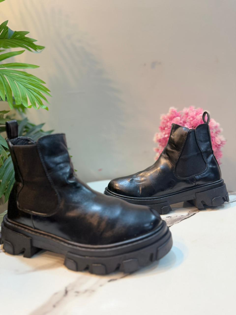 Black leather chelsea ankle boot (Deezee)