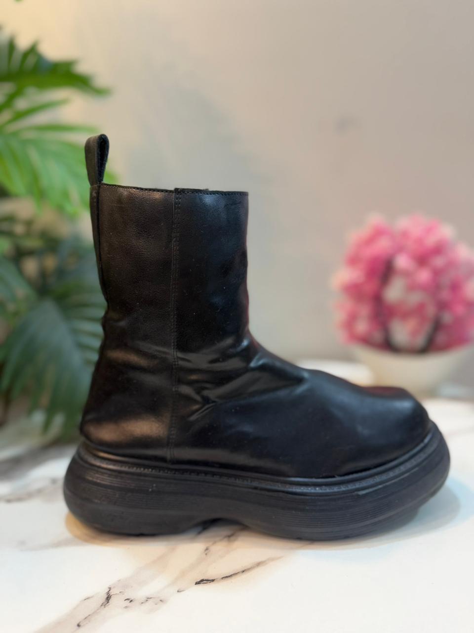 Black leather zipper ankle boot(Unknown)