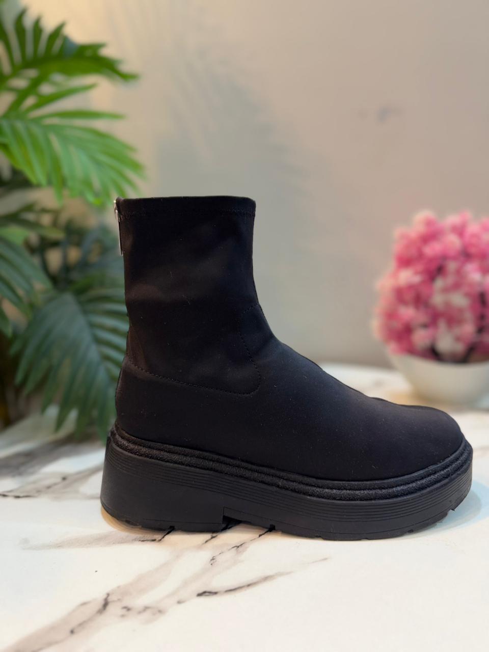 Satin black ankle boot(berhska)