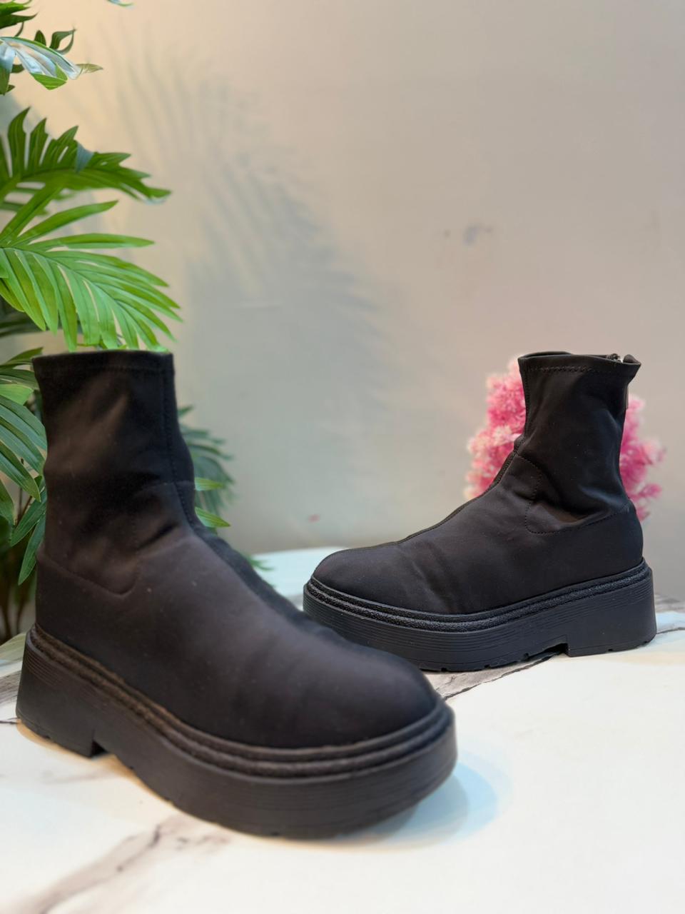 Satin black ankle boot(berhska)