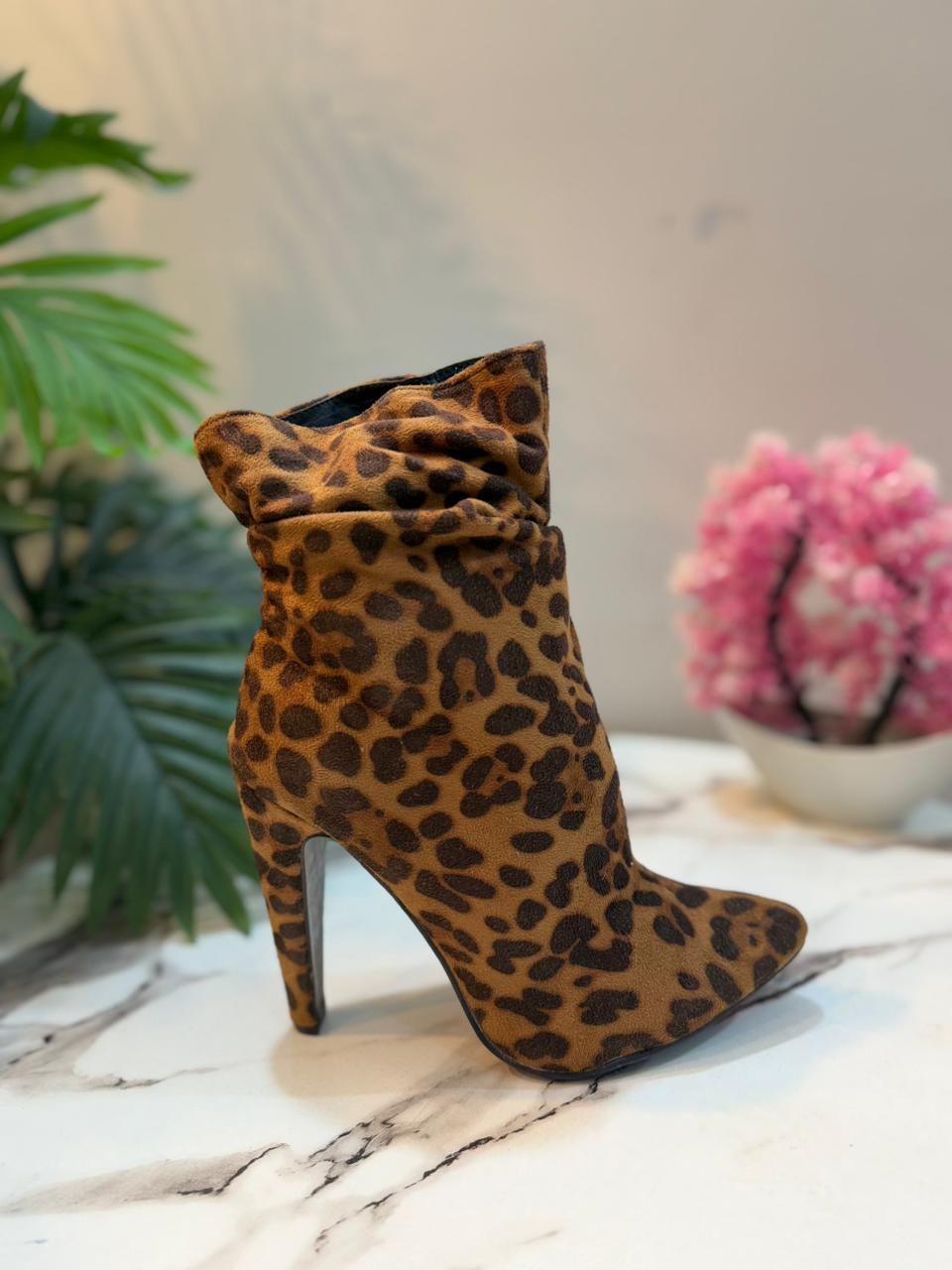 Cheetah print suede ankle heeled boot(ETC)