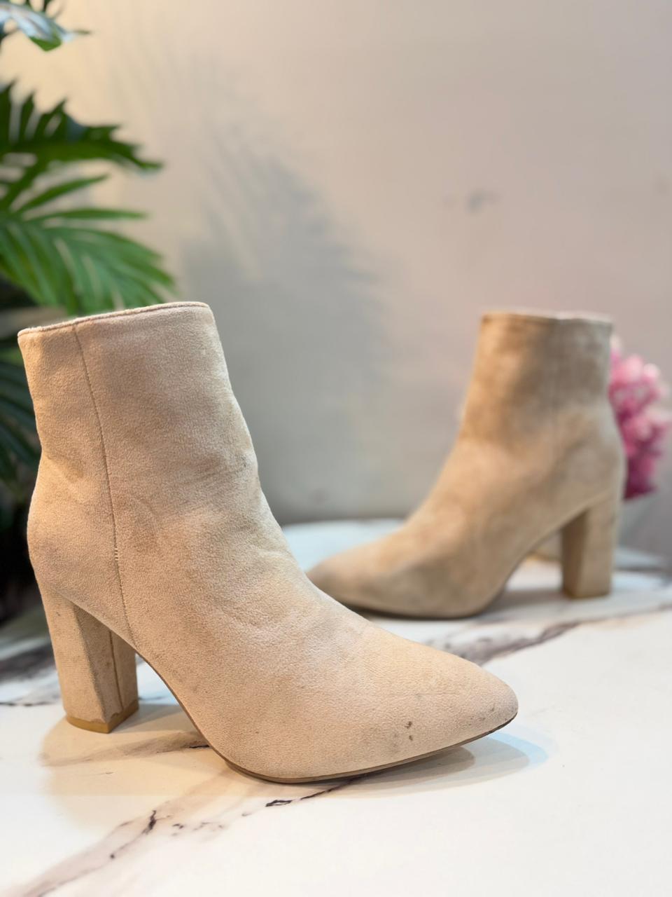 Skin suede ankle zipper boot