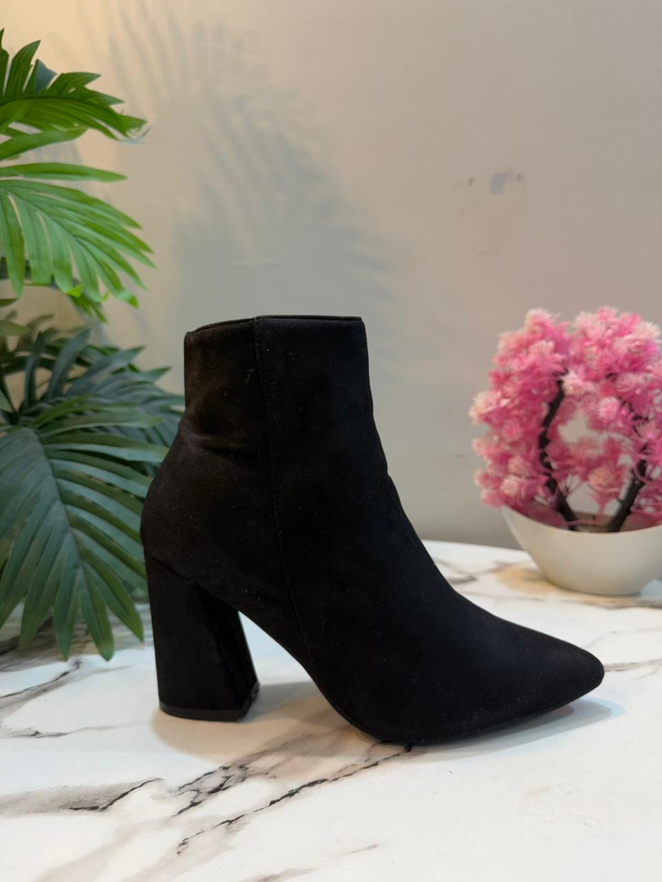 Black suede zipper ankle boot(Chiara foscari)