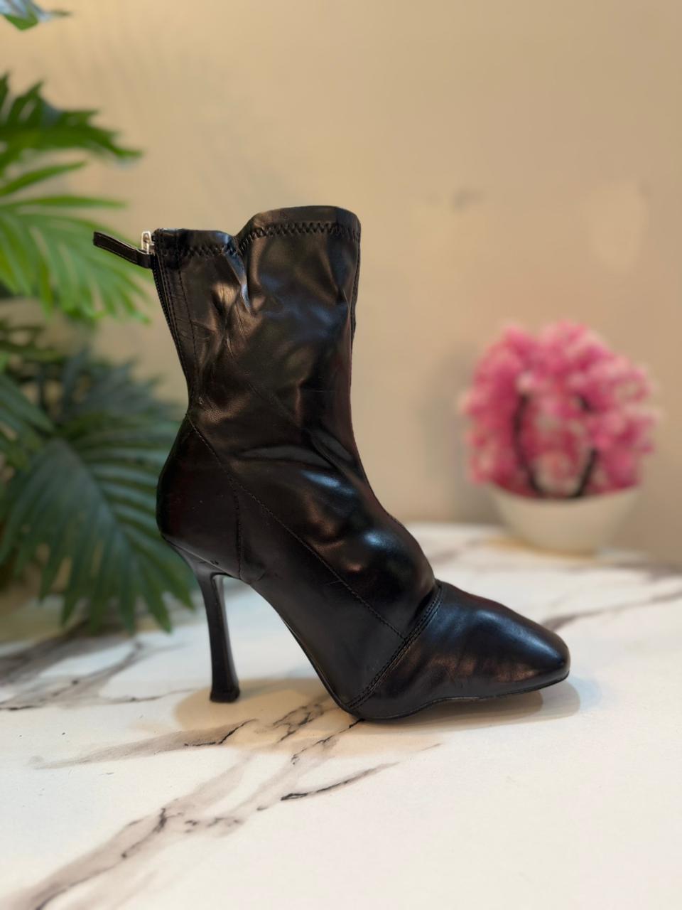 Black leather heeled ankle boot with back zipper(Deezee)
