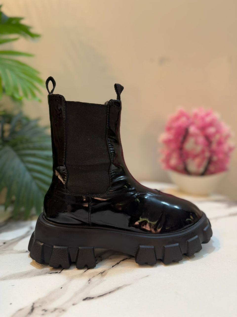 Black patent leather chelsea ankle boot(Nly Shoes)