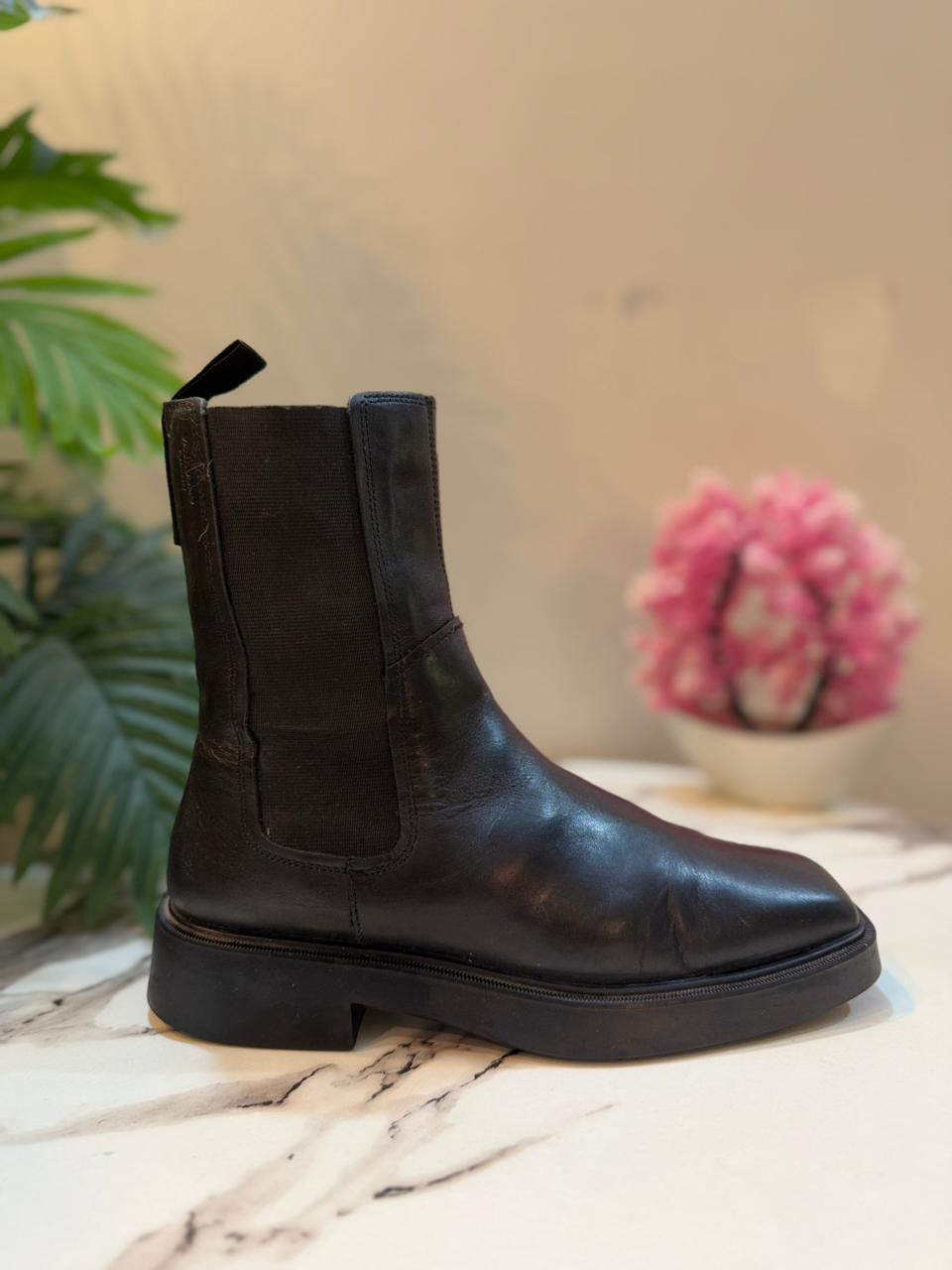 Black leather chelsea ankle boot(Vagabond)
