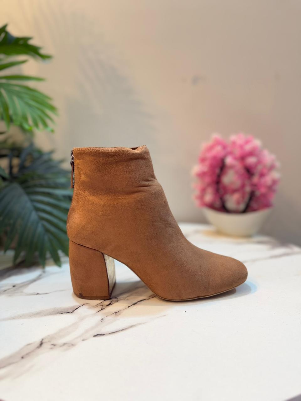 Brown suede ankle boot (Stradivarius)