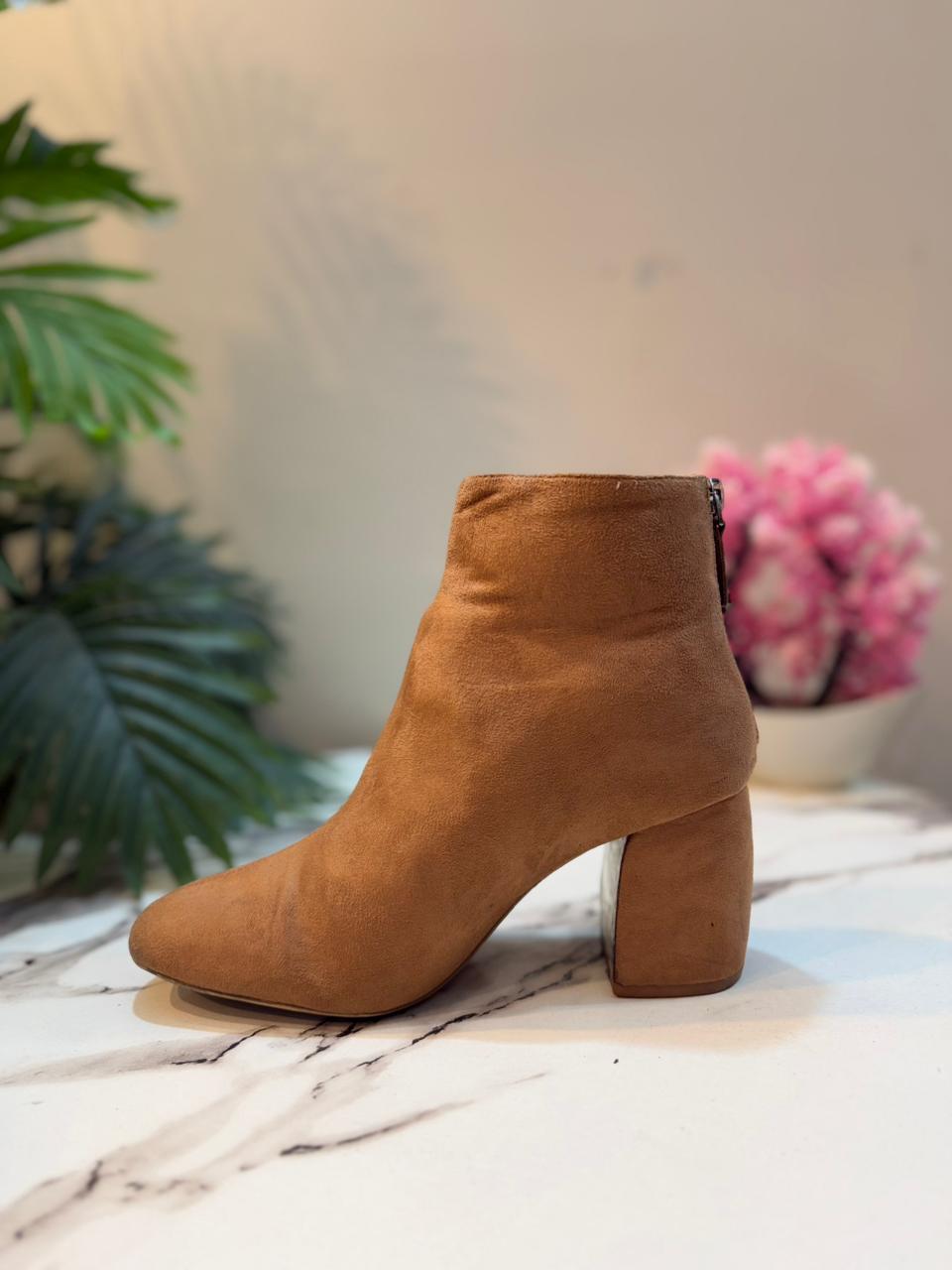Brown suede ankle boot (Stradivarius)