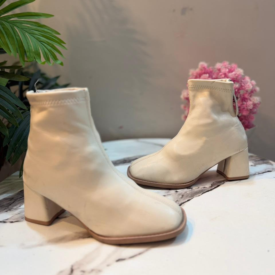 Creamy white leather ankle boot with back zipper(Unknown)