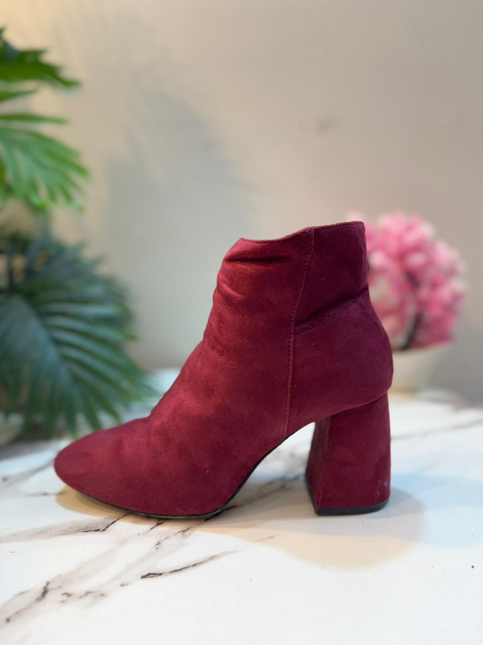 Burgundy suede ankle boot with golden zipper(Stradivarius)