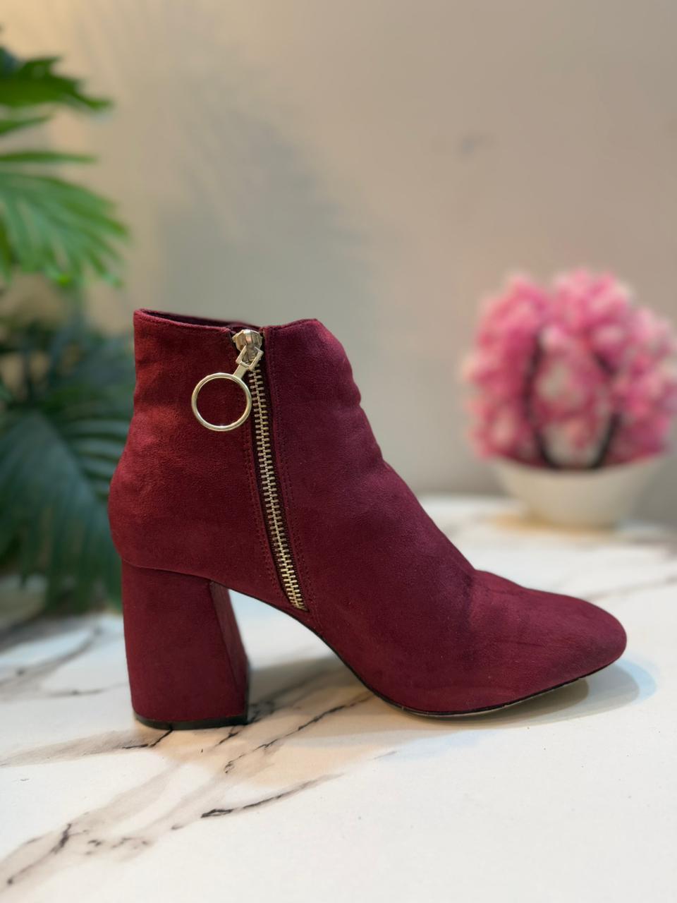 Burgundy suede ankle boot with golden zipper(Stradivarius)
