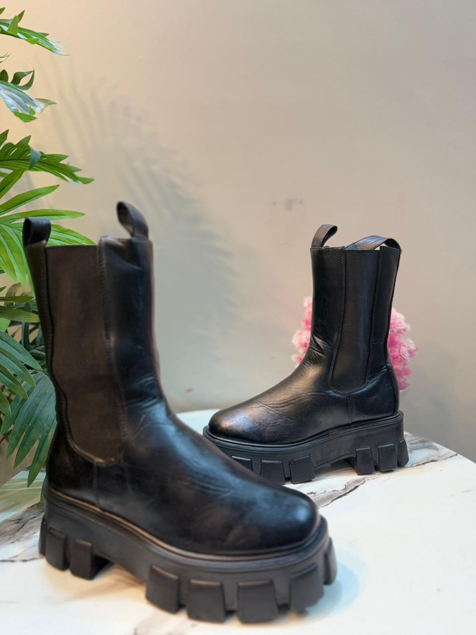 Black leather chelsea boot(Misguided)