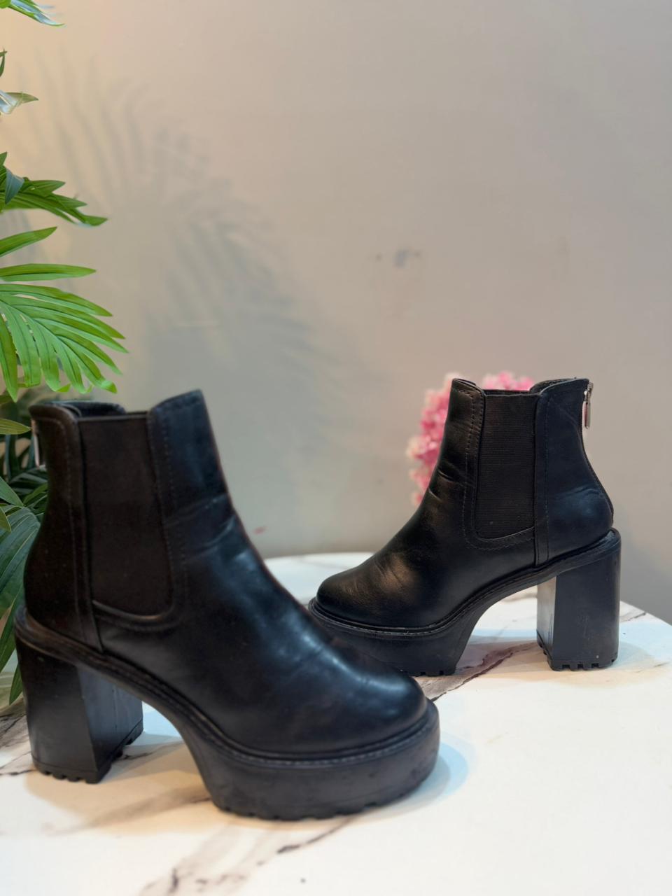 Black leather back zipper ankle boot (nine west)