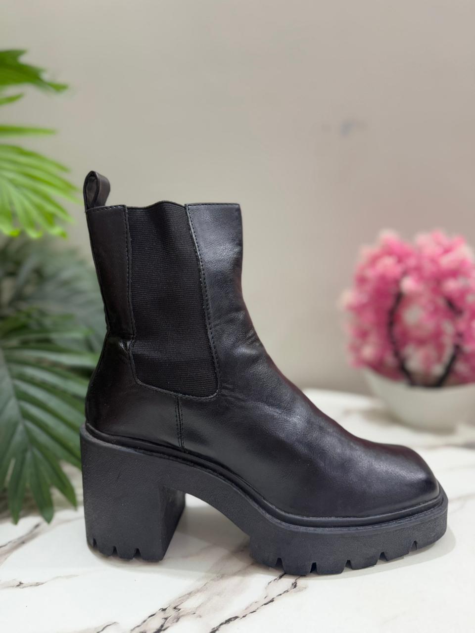 Black leather chelsea ankle boot ( pull & bear)