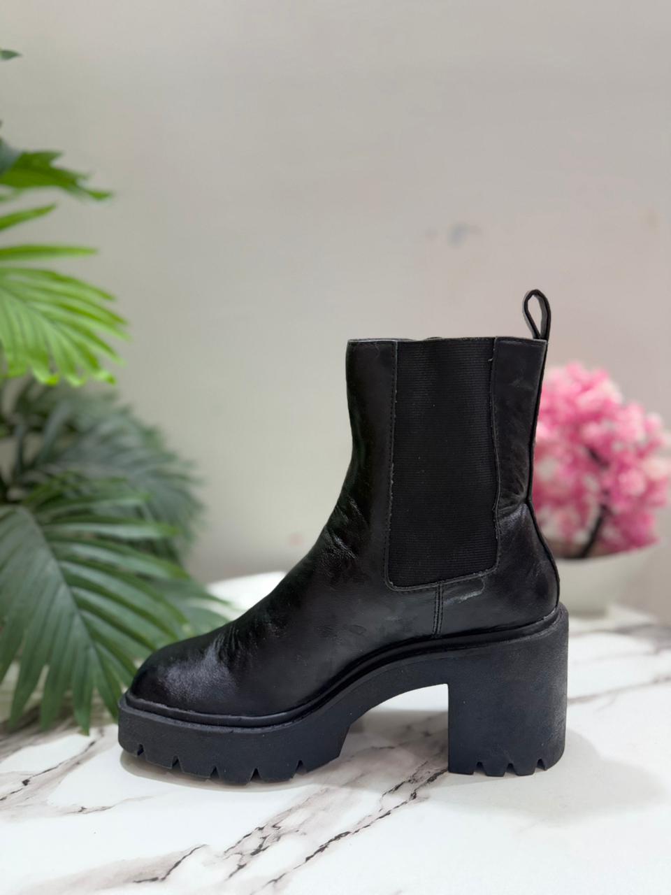 Black leather chelsea ankle boot ( pull & bear)