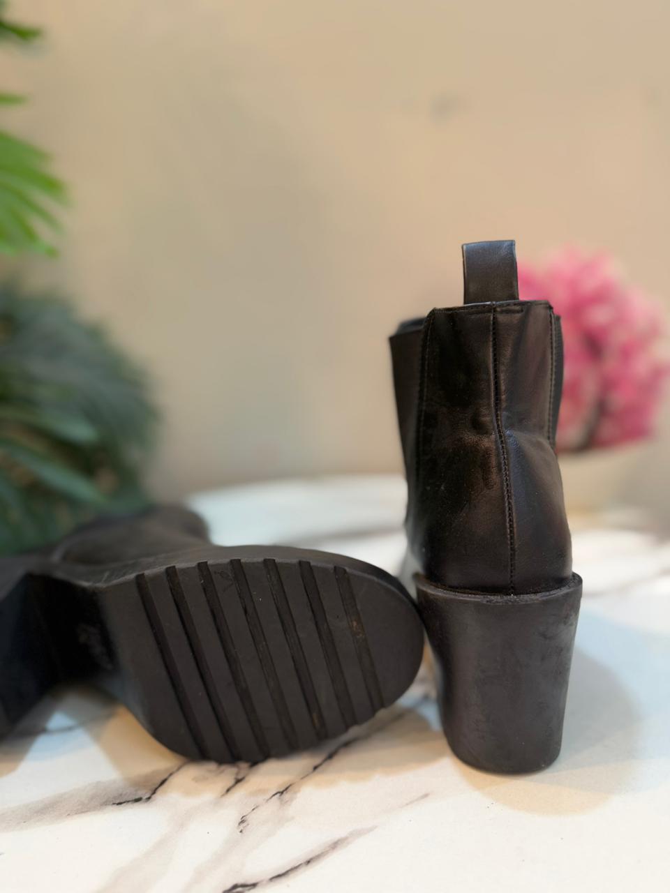 Black leather chelsea ankle boot (american brand)