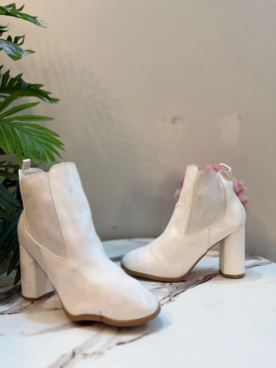 White leather ankle boot (forever 21)