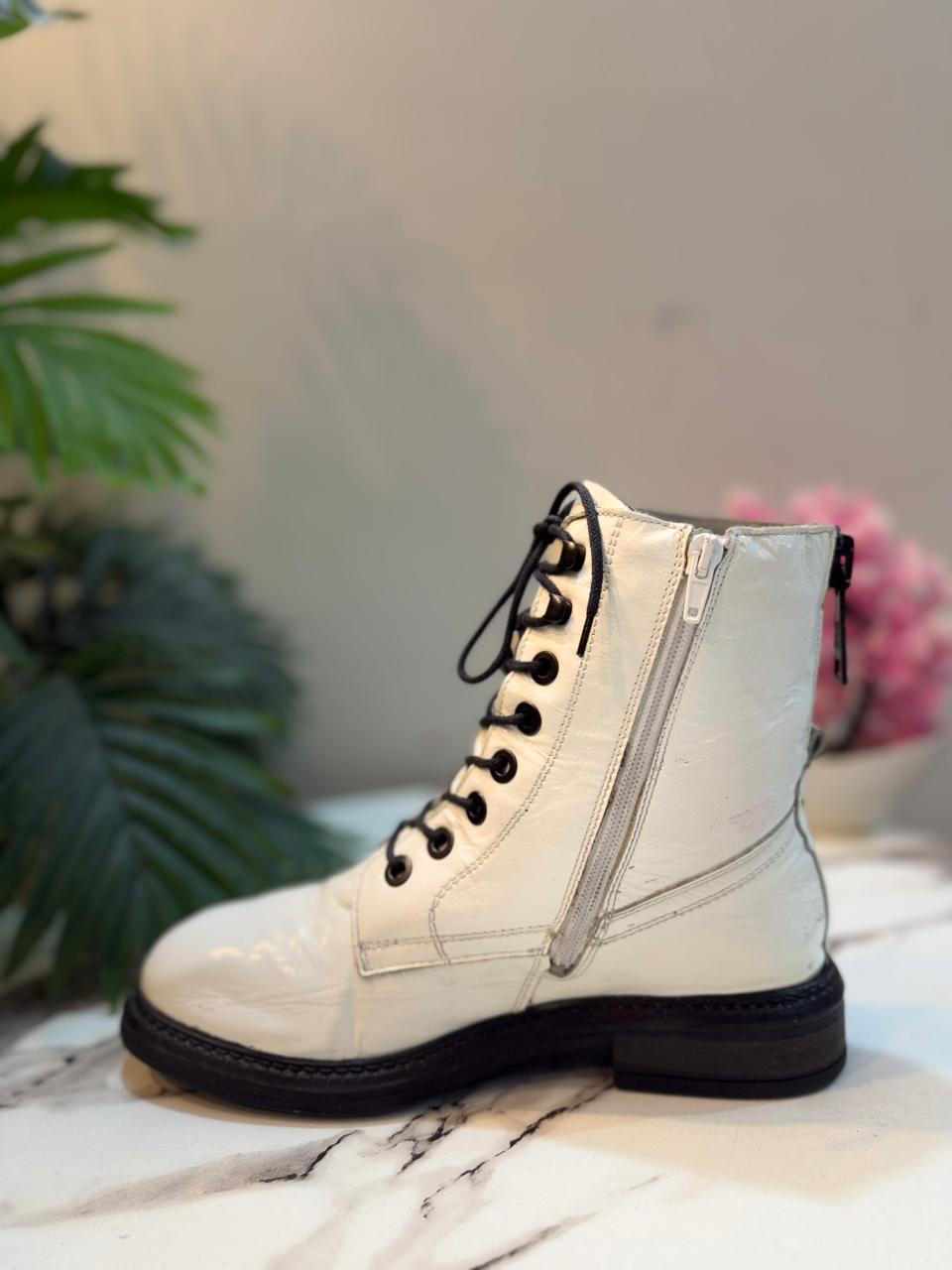 White patent leather lacup zipper ankle boot (Brand nikkie)