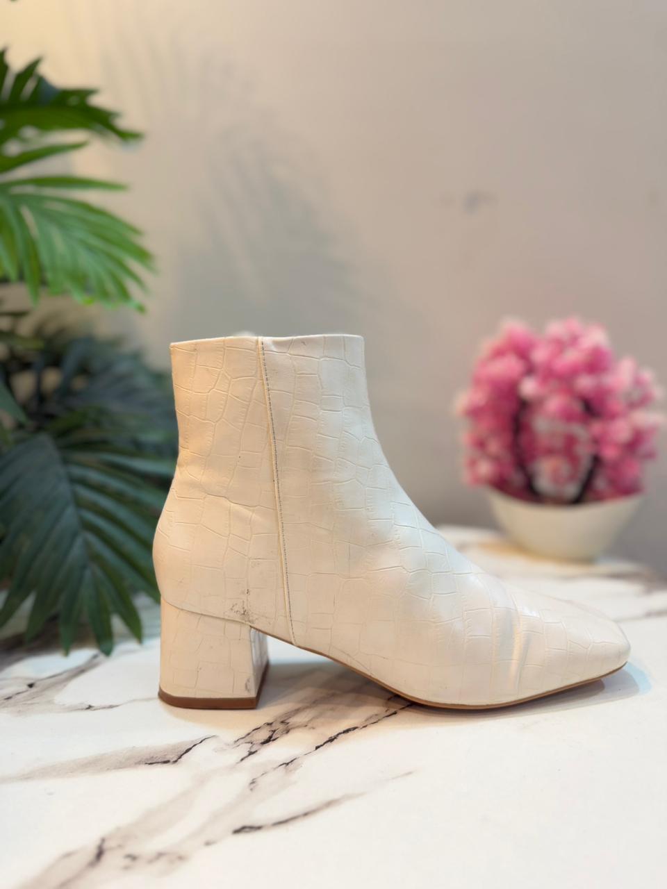 White leather zipper ankle boot (coco bella)