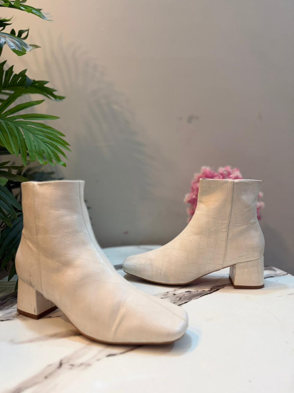 White leather zipper ankle boot (coco bella)