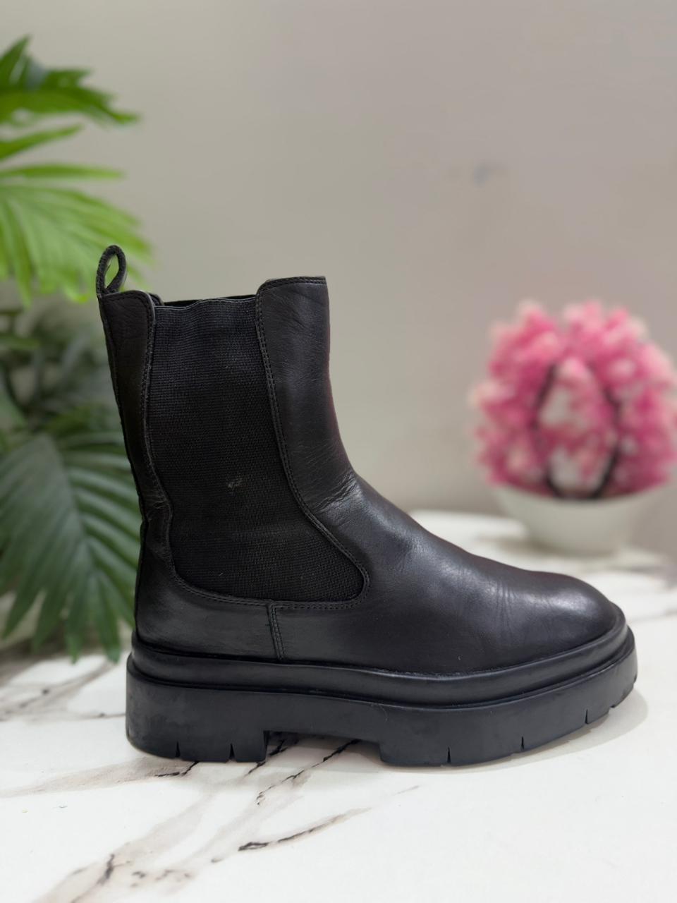Black leather chelsea ankle boot ( Zara )