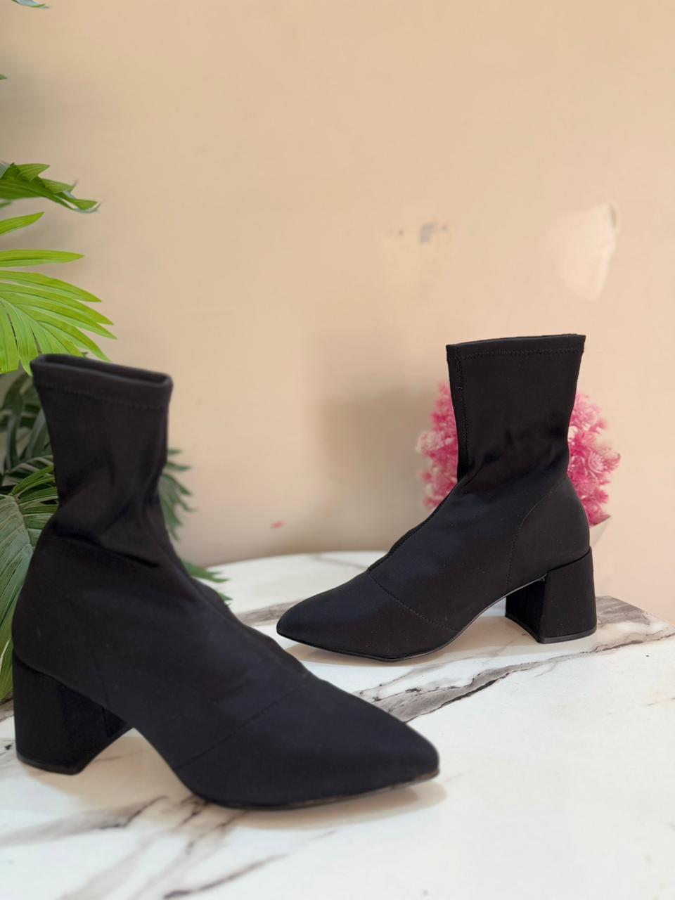 Black satin ankle boot(hubar)