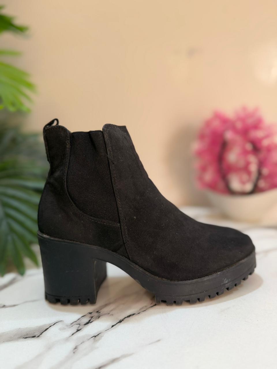 Black suede chelsea boot( pretty little things )
