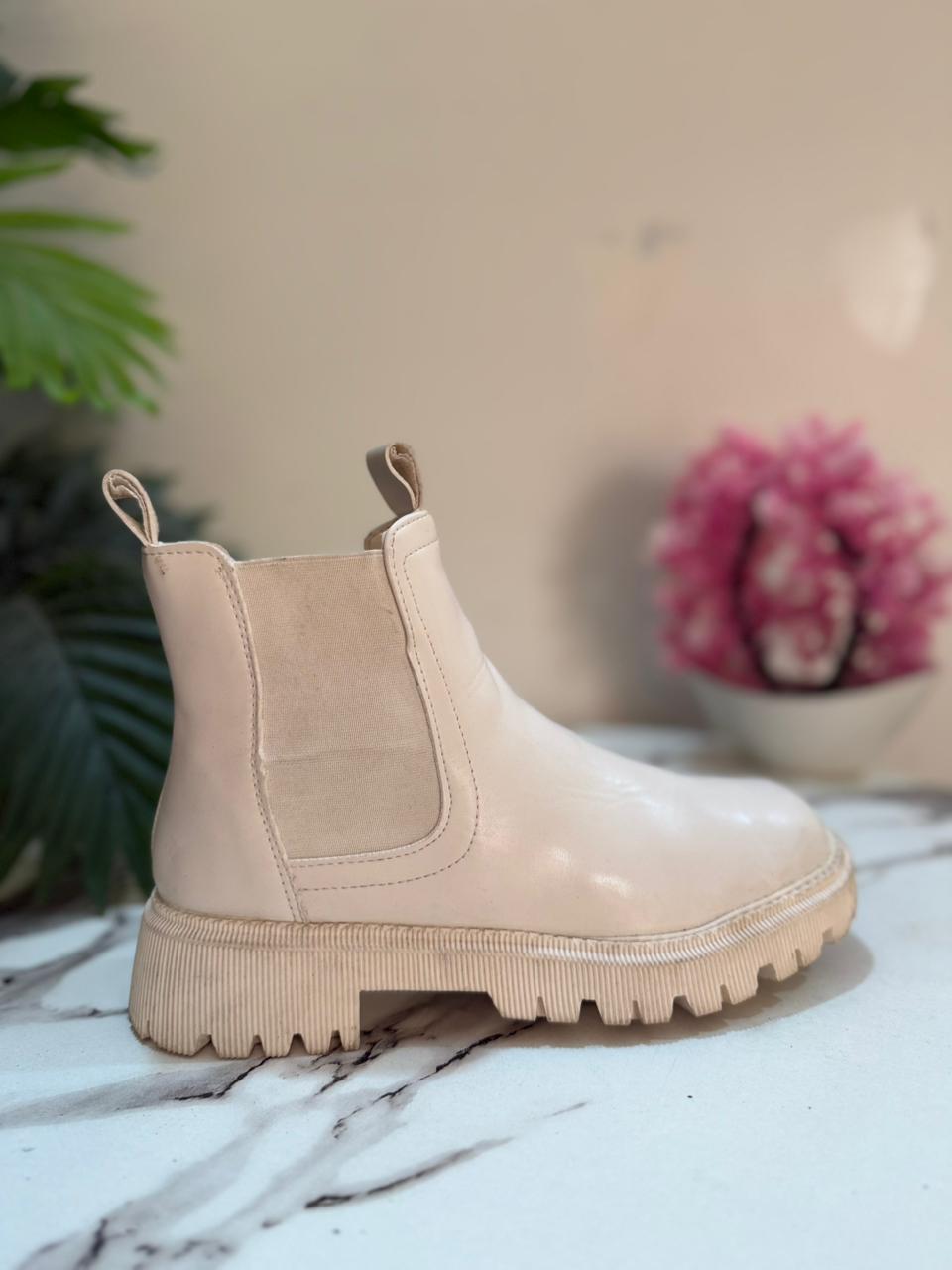 White chelsea zipper ankle boot(unknown )