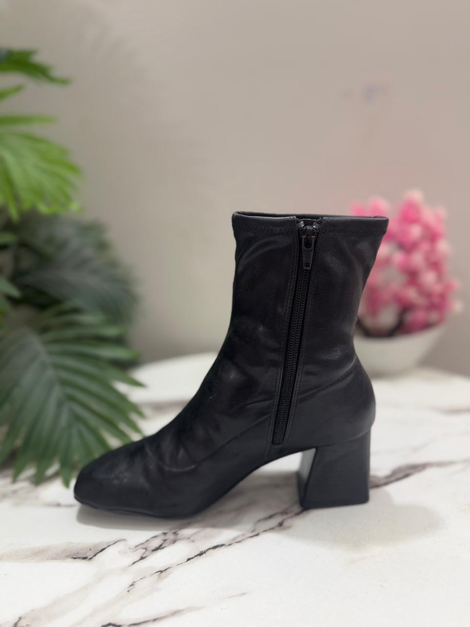 Black leather zipper ankle boot (Monk)