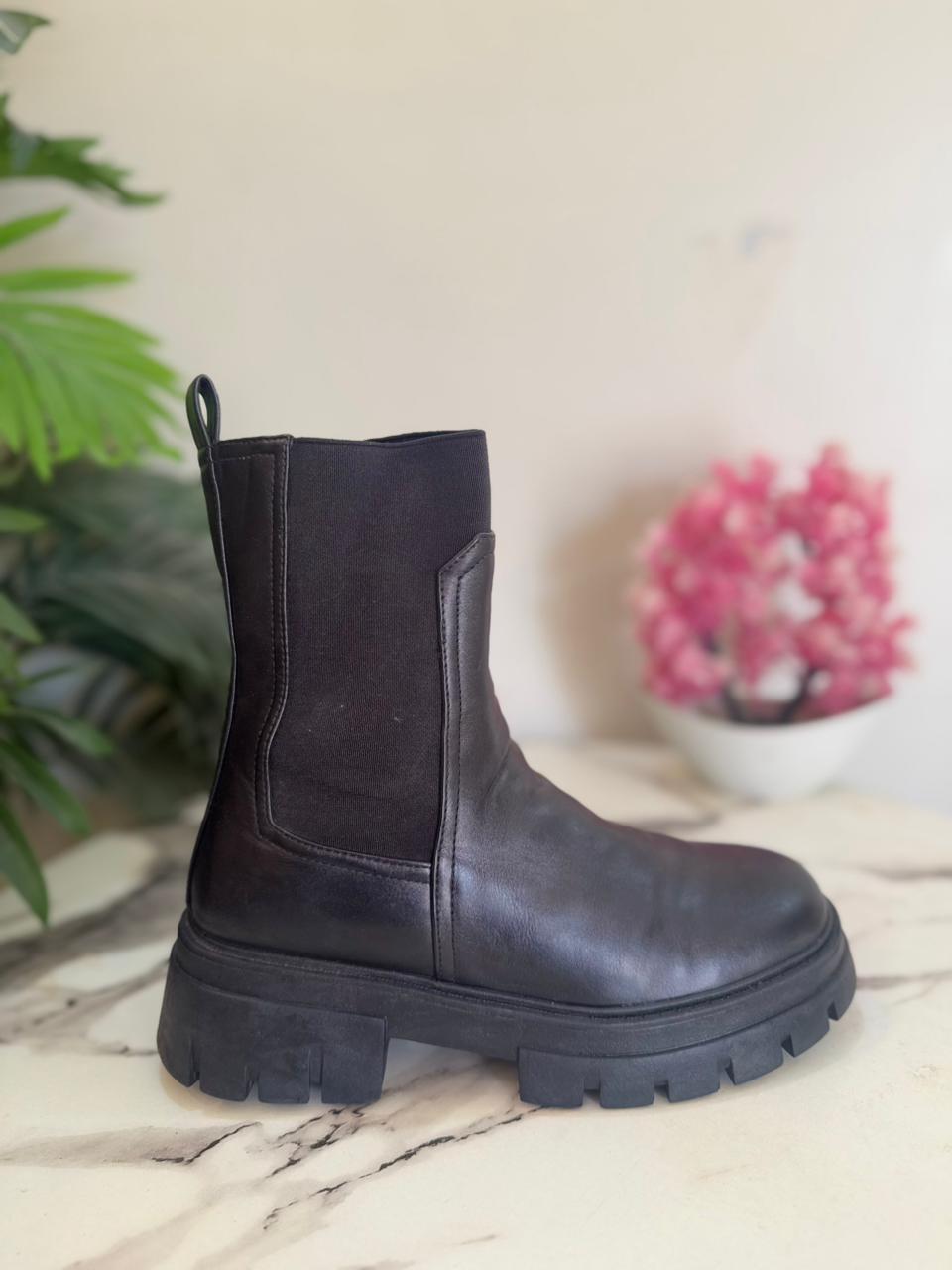 Black leather chelsea ankle boot (Deeze)