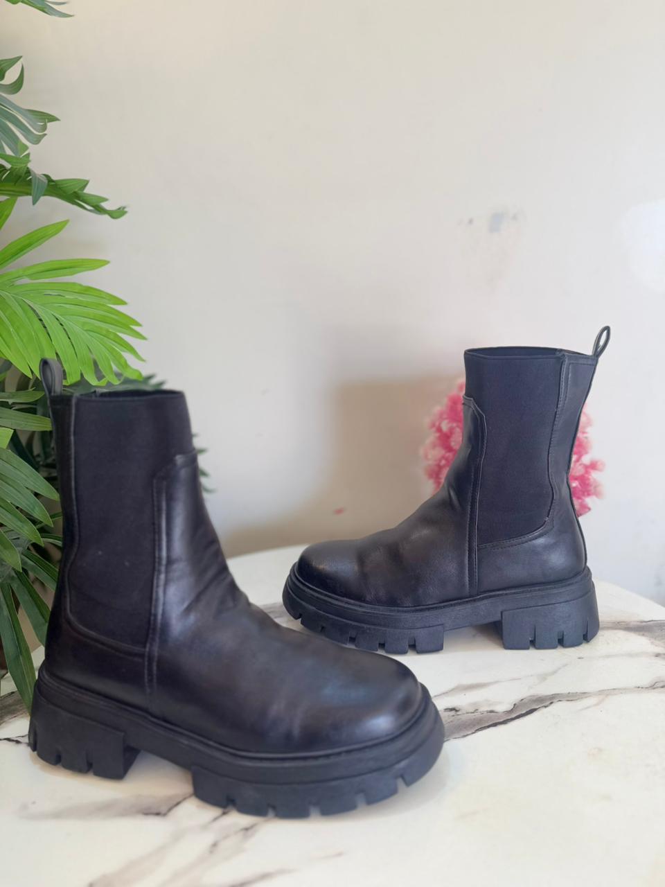 Black leather chelsea ankle boot (Deeze)