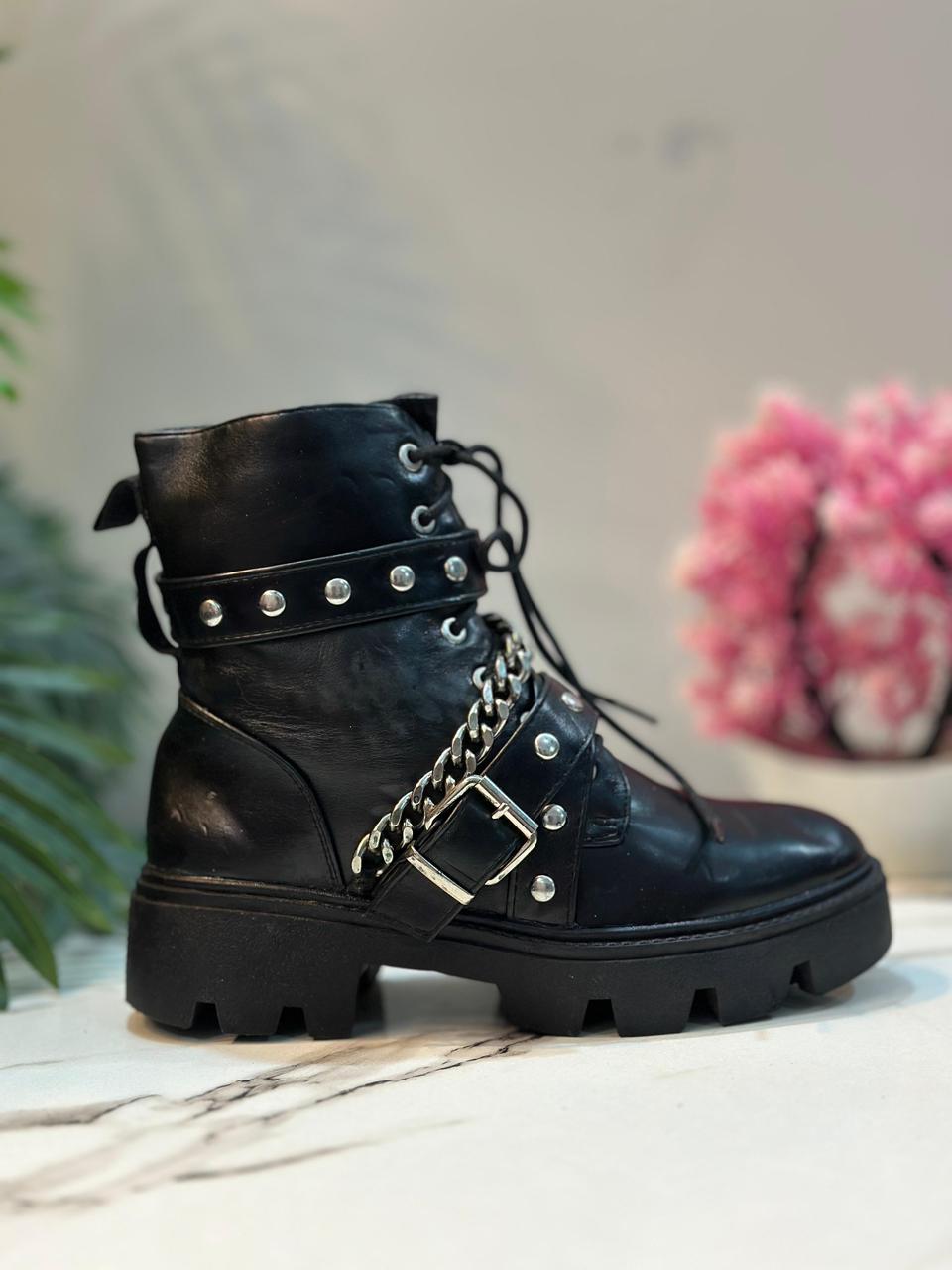 Black leather ankle boot with chain (Ideal shoes)