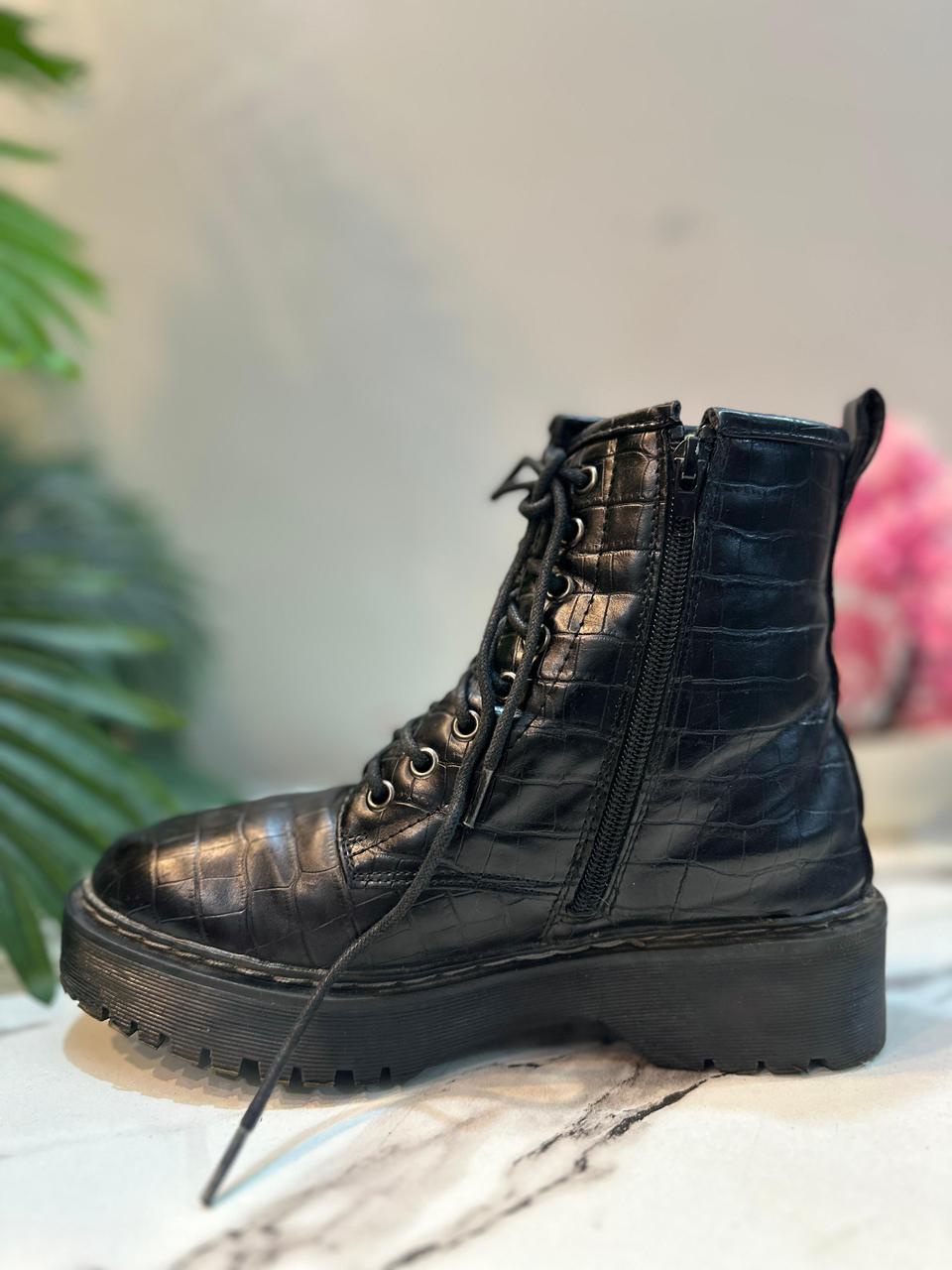 Black leather laceup ankle boot (Claudia Ghizzani)