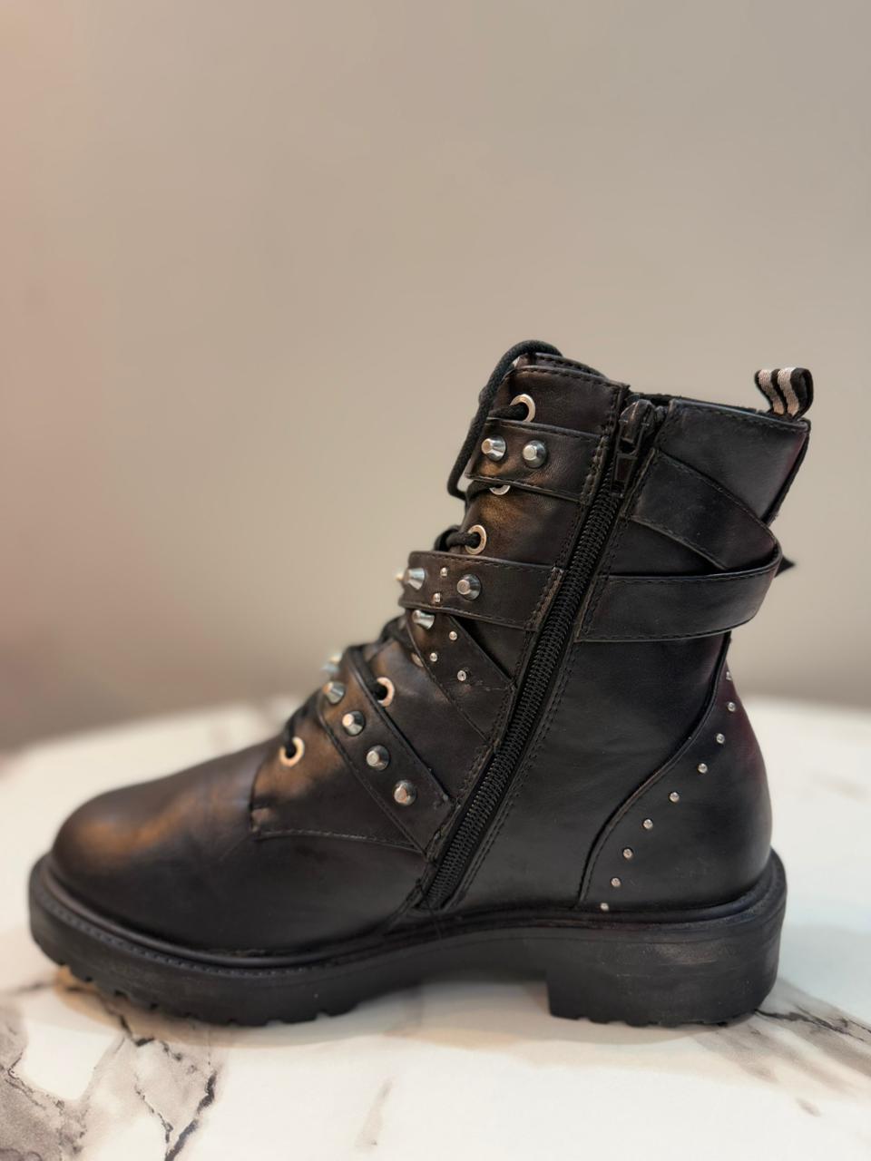 Black leather zipper ankle boot with buckles (Bull Boxer)