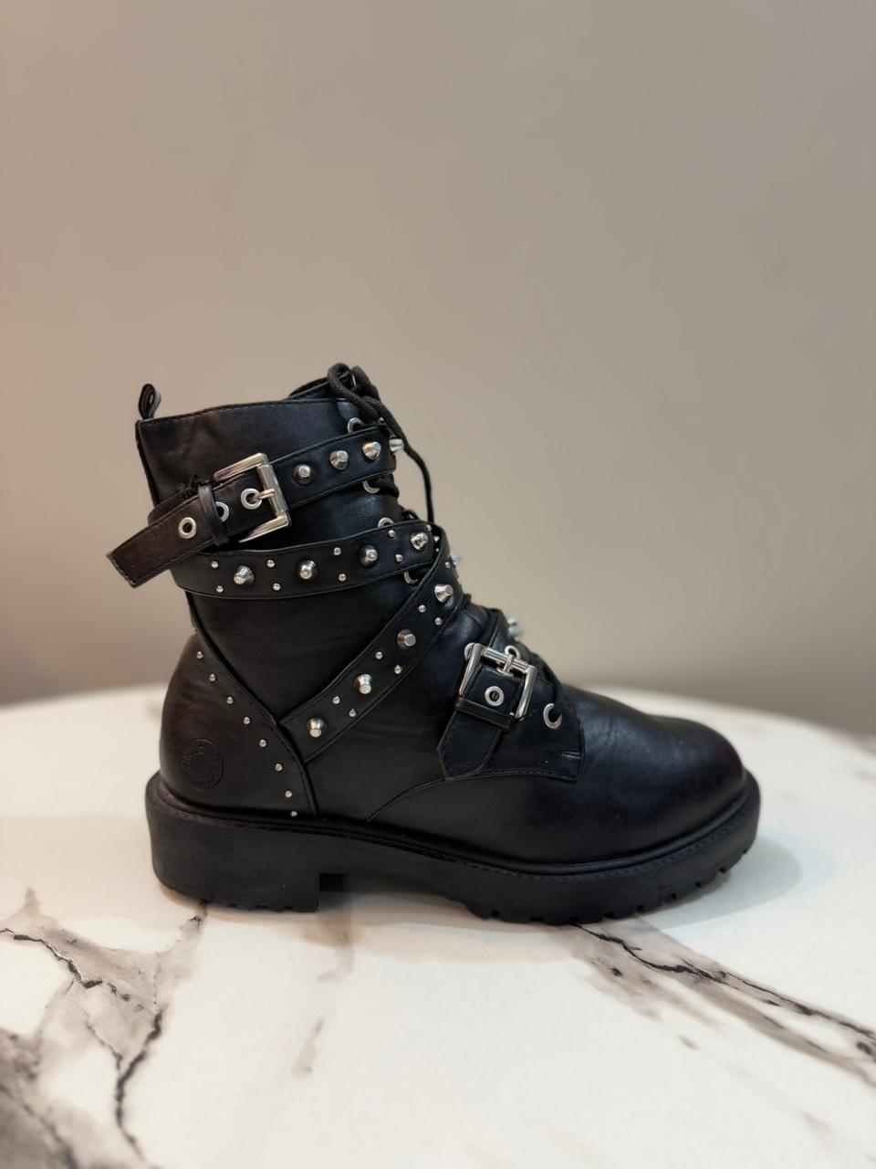 Black leather zipper ankle boot with buckles (Bull Boxer)