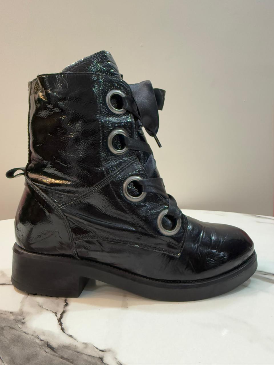 Black patent leather zipper ankle boot (Poelman)