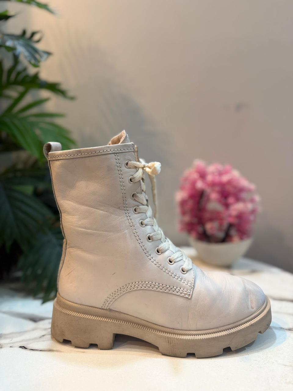Off white leather laceup ankle boot with zipper (Gabor)