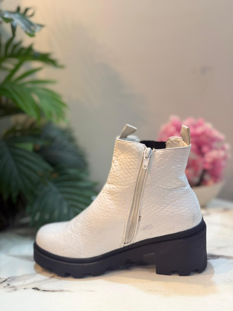 White leather zipper ankle boot (Pierre dumas)