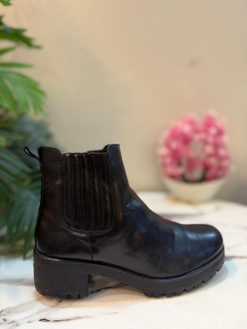Black leather zipper ankle boot (Esaro)