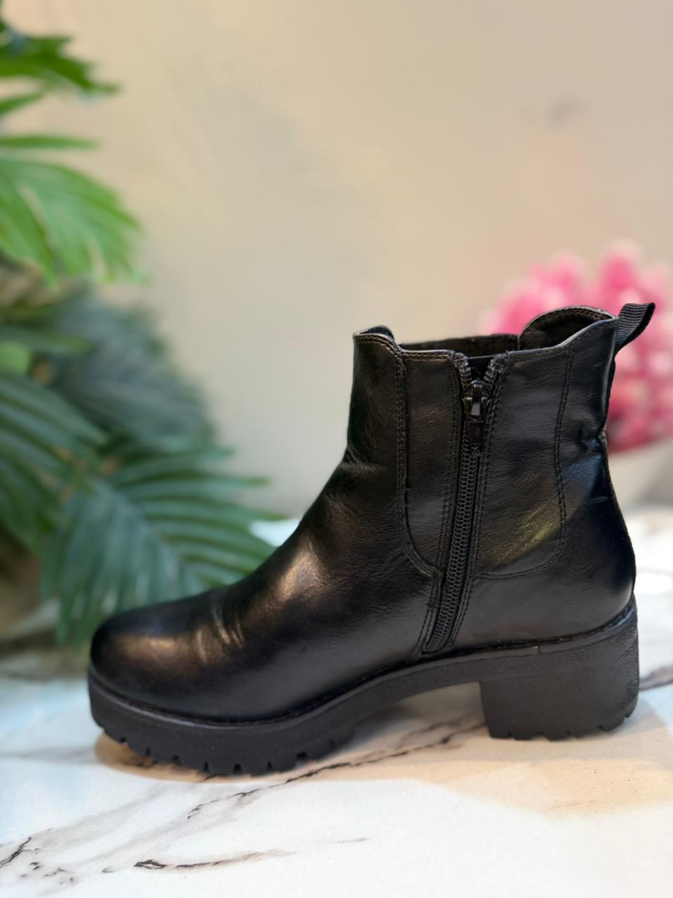Black leather zipper ankle boot (Esaro)