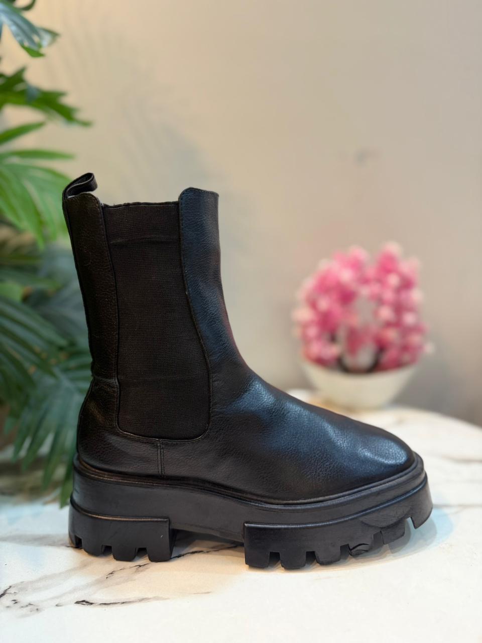 Black chelsea leather ankle boot (Pull & Bear)