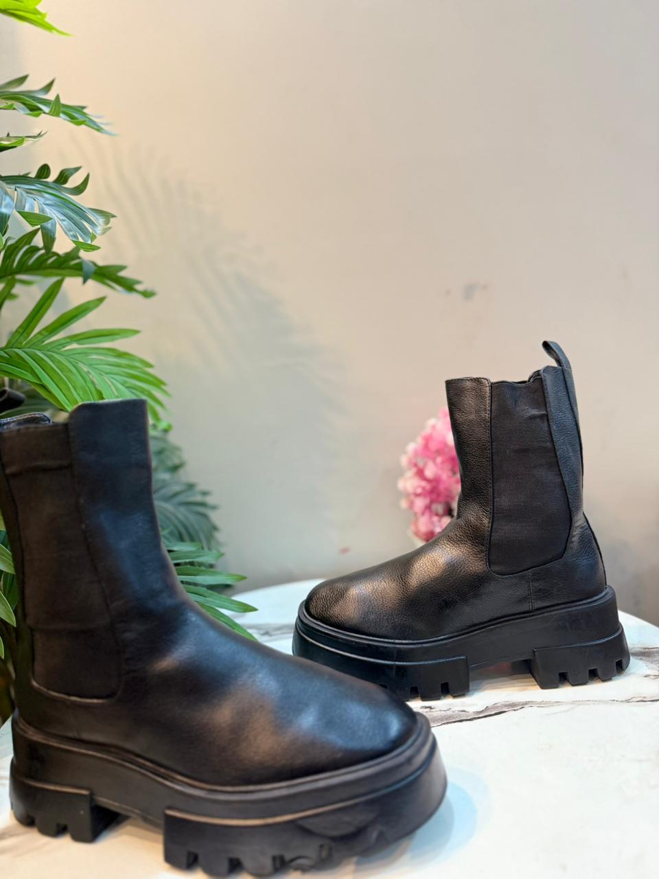 Black chelsea leather ankle boot (Pull & Bear)