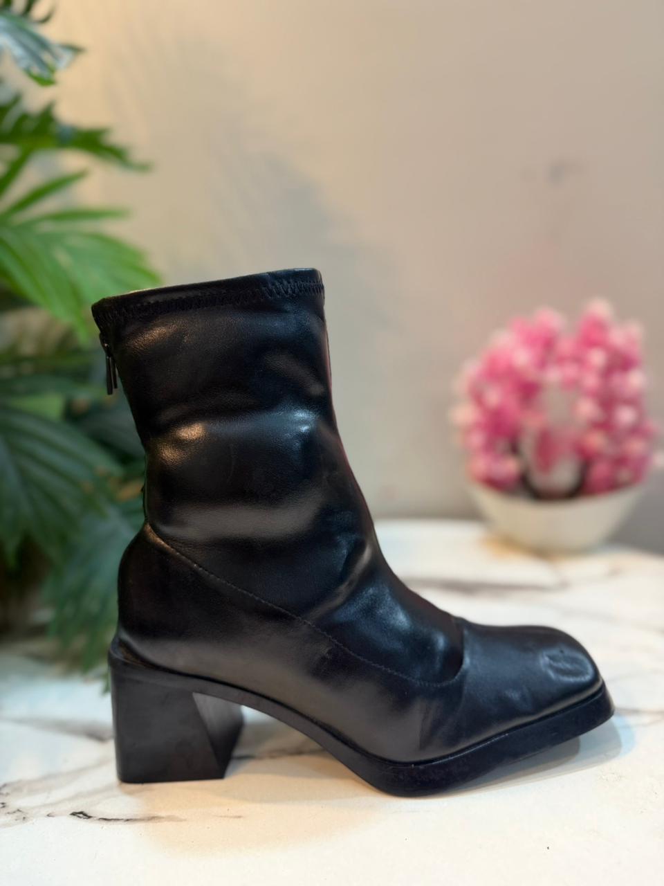 Black leather ankle boot with back zipper (Zara)
