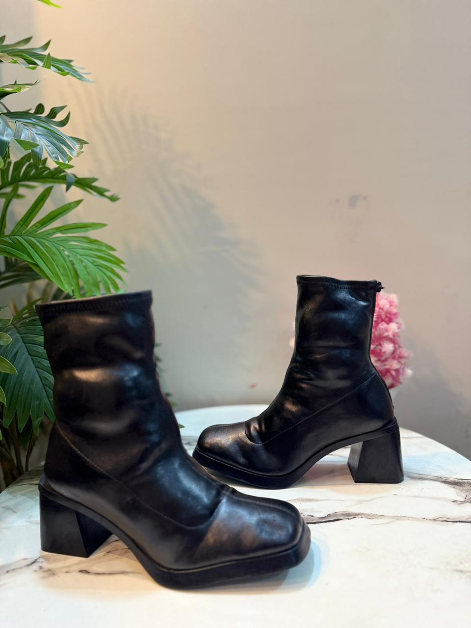 Black leather ankle boot with back zipper (Zara)