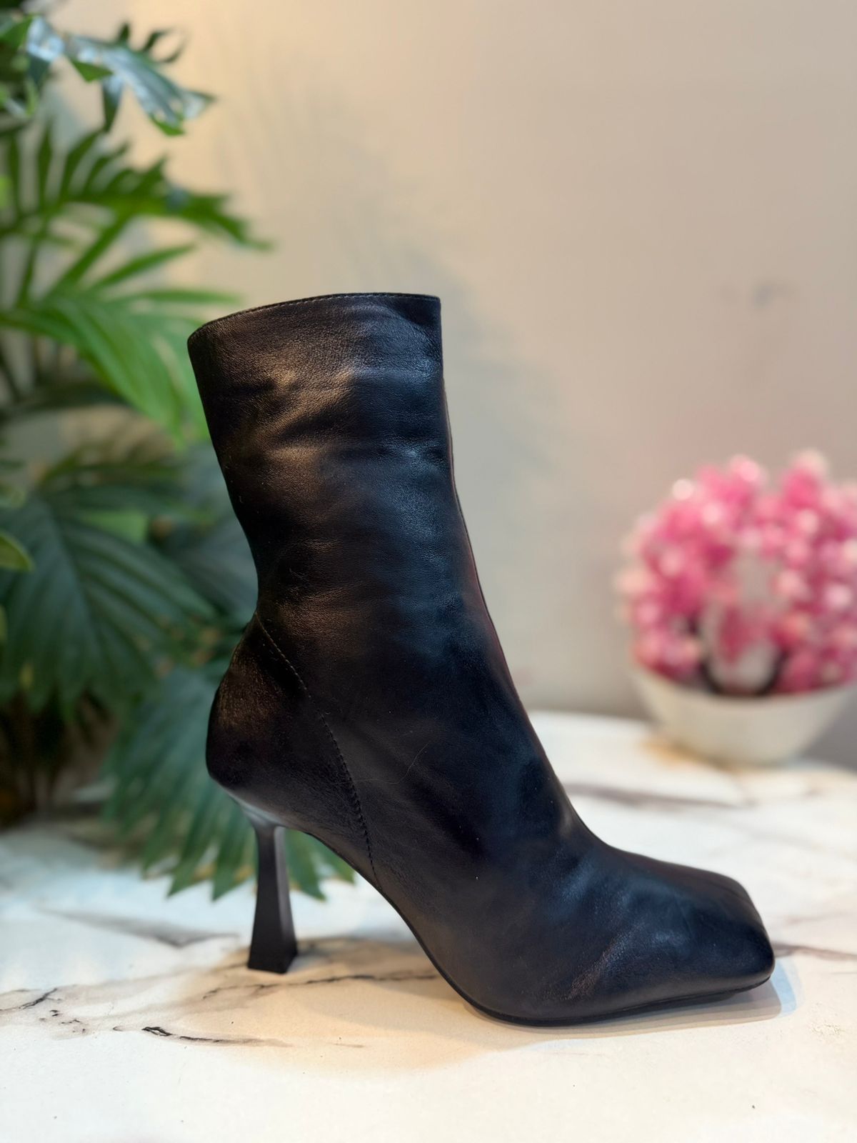 Black leather heeled ankle boot witj zipper (Zara)